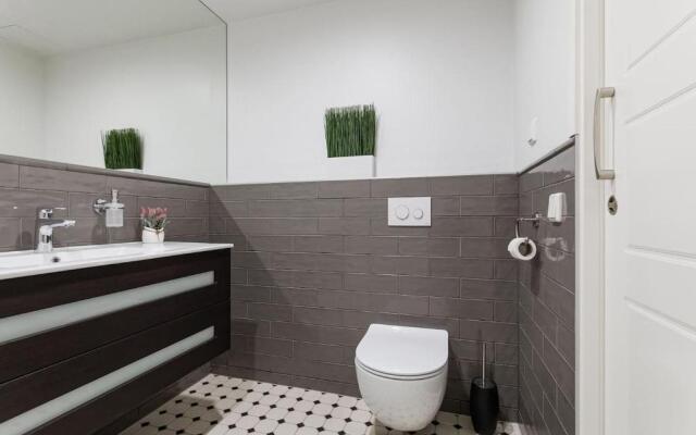Central apartments, Quiet with Free Parking and AC.