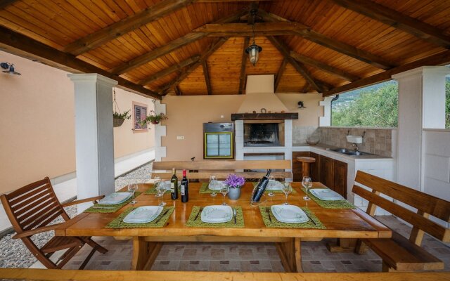 Luxury Secluded Villa w. Pool, Jacuzzi and Garden