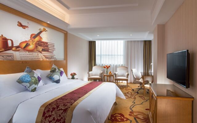 Vienna Hotel Shenzhen (FuYong metro station branch)