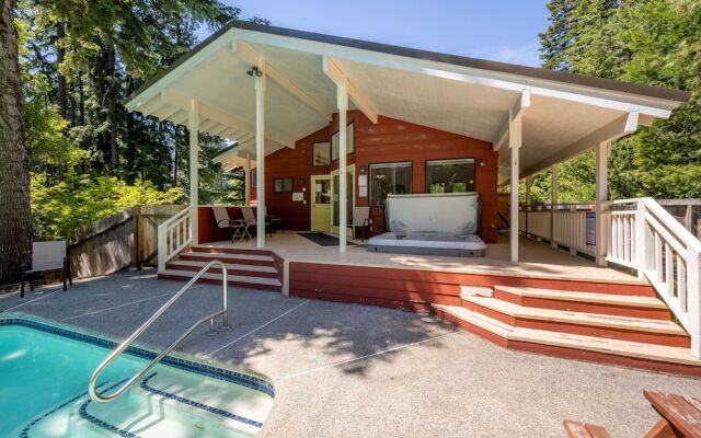 Maple Leaf Lodge 3 Bedroom Home by NW Comfy Cabins by RedAwning