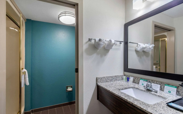Clarion Inn & Suites DFW North