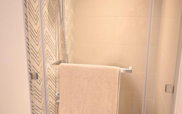 Contemporary 1BR Sleeps4 Balcony/Pool/Gym/DXBHills