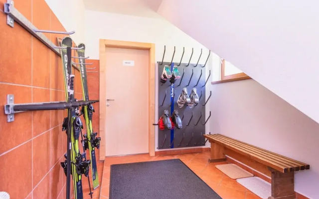 Elegant Apartment Near the ski bus