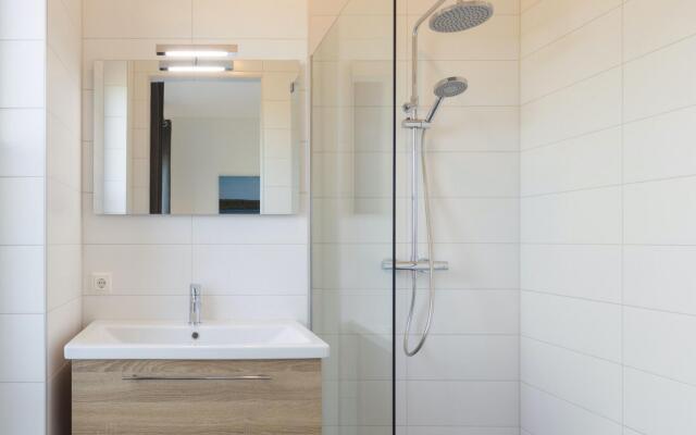 Modern Apartment 2 Bath Rooms, Close to Lake Veere