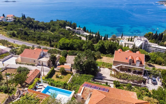 Villa Art Gallery - Six Bedroom Villa with Terrace and Swimming Pool