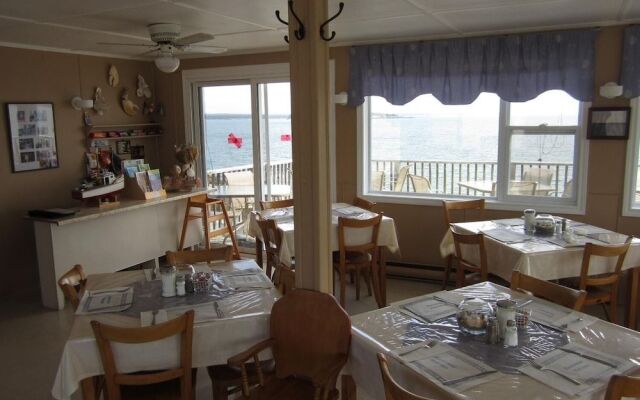 Baybreeze Restaurant and Motel