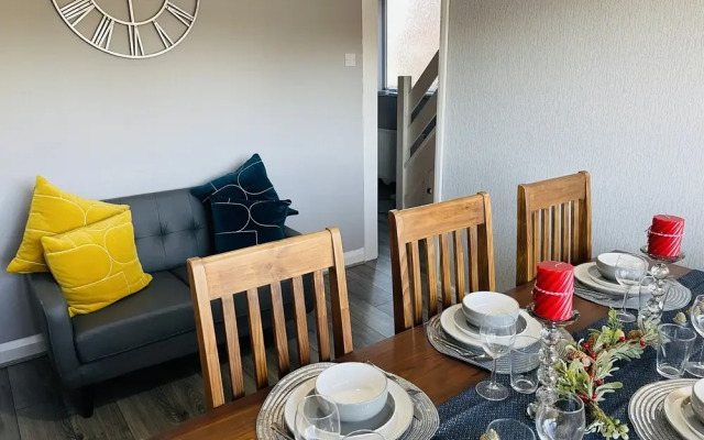 Beautiful 4-bed House in Birmingham Airport NEC