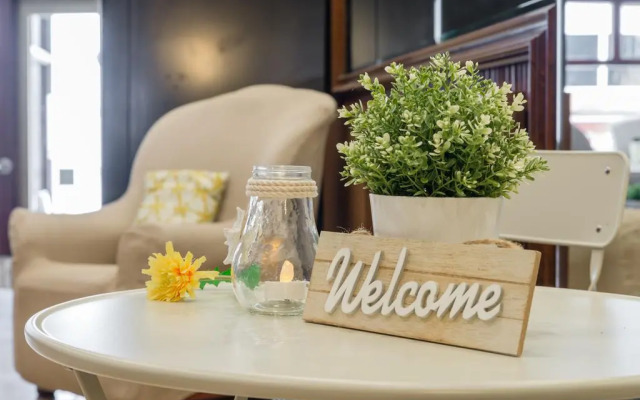 Vintage Hotel Mercedes