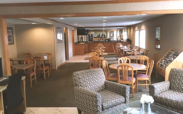 Norwood Inn & Suites Milwaukee