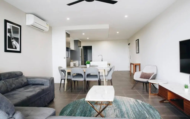 Resort Style 3 Bed 2 Bath, 200m from Beach – Guest Rooms – Buddina
