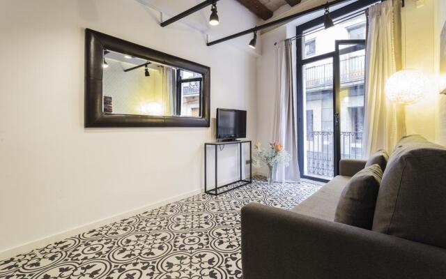 Liceu Apartments by gaiarooms