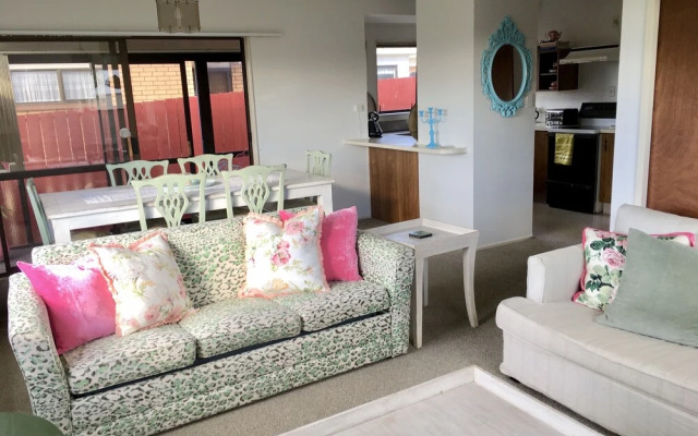 Sunny Holiday Home Near the Beach