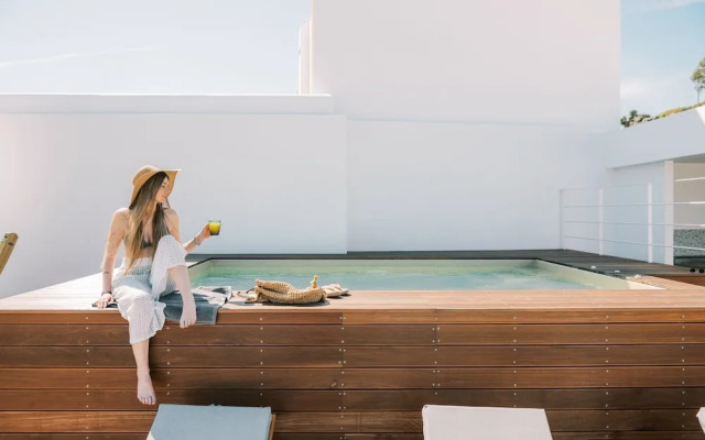 Kalathos Square Luxury Suites