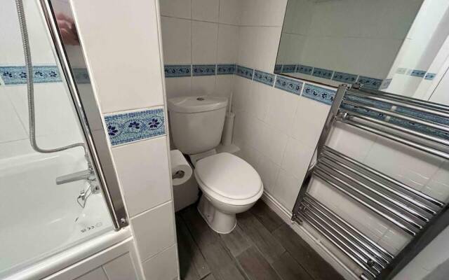 Essex 2-bed House nr Stanstead With Arcade Machine