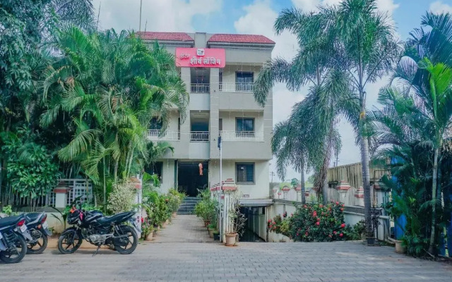 SPOT ON 76708 Shourya Lodge