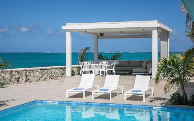 Beachfront Bliss, Pool, AC, Free Wifi, Concierge, Exclusive Terres Basses Location