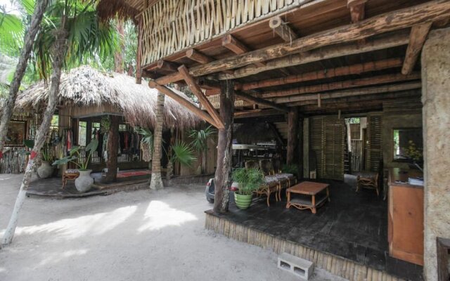 Hostel Bambu Gran Palas and Cenote