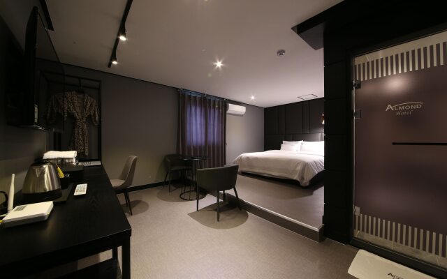Gupo Station Almond Hotel