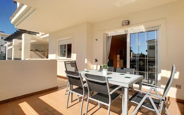 2239-Lovely 2 bedrooms with pool and paddle court