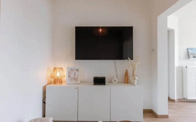 Modern Apartment With Balcony Near City Center