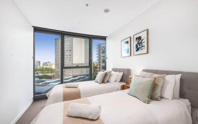 2BR Luxury Skytower CBD Pool Gym Netflix