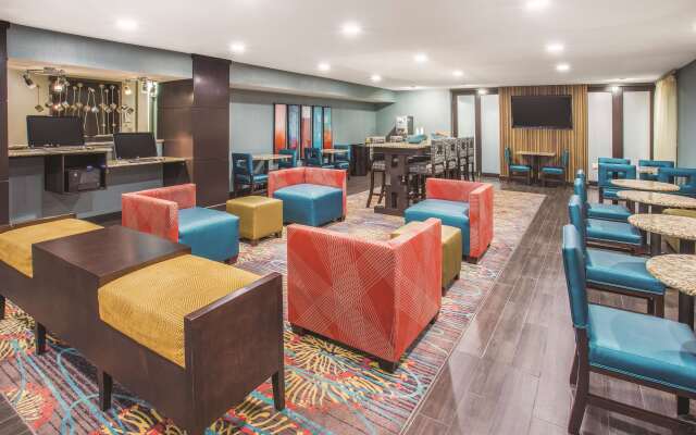 La Quinta Inn & Suites by Wyndham O'Fallon, IL - St. Louis