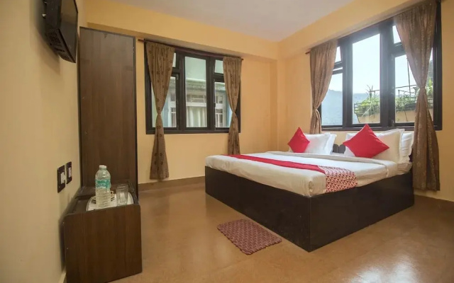 Hotel Golden Shangrila By OYO Rooms