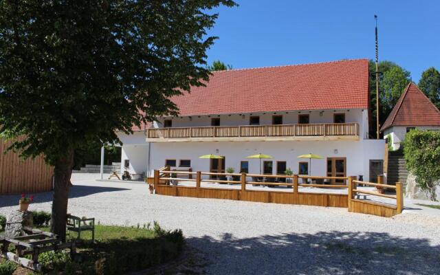 SPIEGLHOF apart