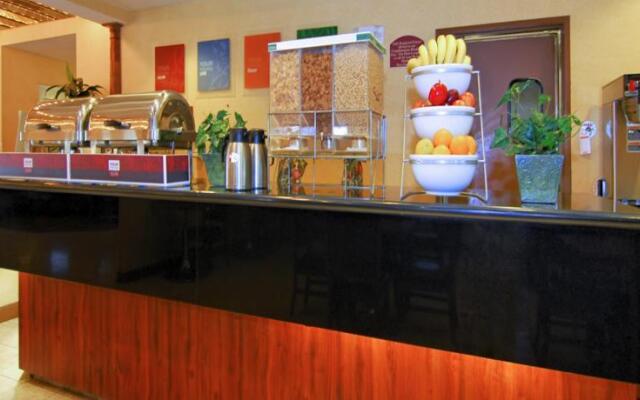 La Quinta Inn & Suites By Wyndham Memphis I-240