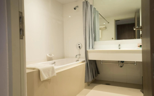New Season Square Hotel