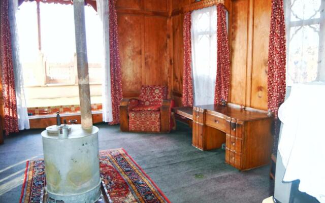 Houseboat Young Manhattan