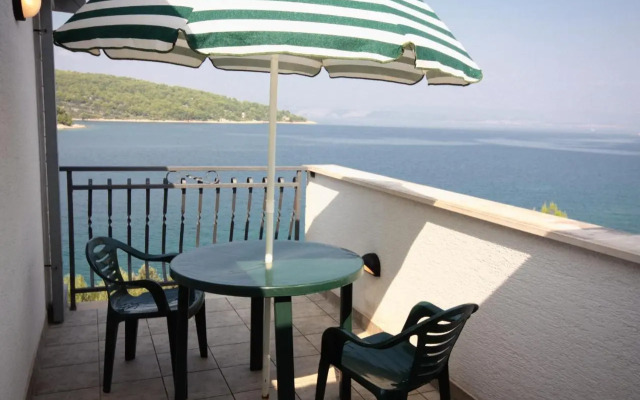 Apartments by the sea Necujam, Solta - 5182