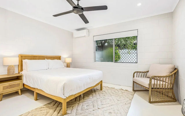 Bright and Spacious Triplex Near Holloways Beach – Guest Rooms – Cairns