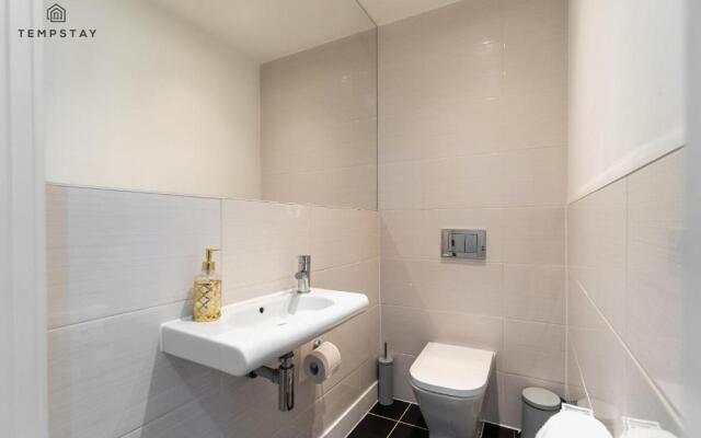 Stylish 4 Bed Family Home At Madejski, Reading University