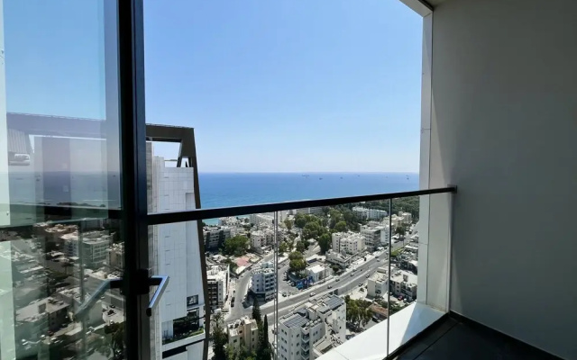 128 LIM - 2002 Stay Only Tower Suite