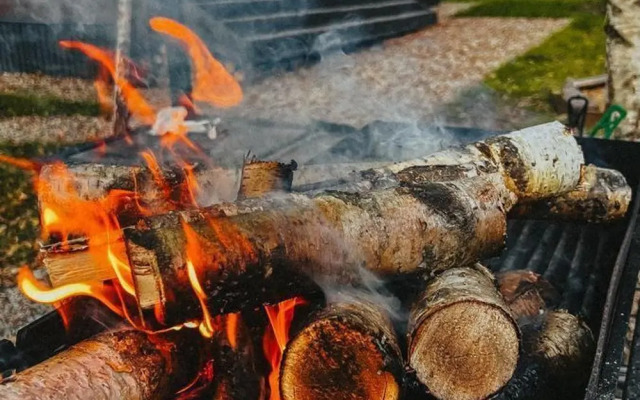 Пaноpaмный дом в хвойнoм лесу с сaуной