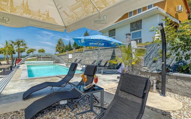 Pool & Whirlpool Villa Art Four