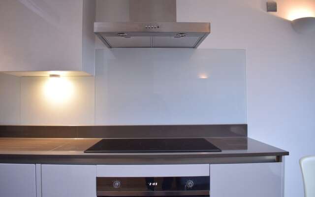 Modern 1 Bedroom Flat in Chelsea With Balcony
