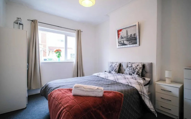 4 Bed House Sleeps 7-free Parking- Contractors
