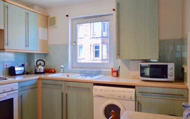 Modern Two Bedroom Flat in Leith