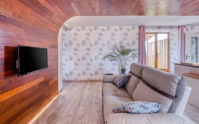 Fantastic Apartment With Whirlpool, Balcony, Deck-chairs