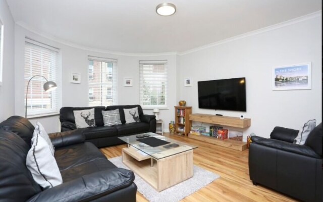 Sophisticated Apt in Trendy Leith Port District