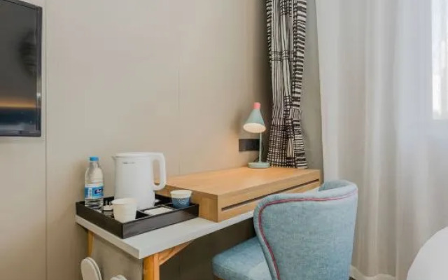 Home Inn (Shanghai Tangzhen Middle Chuangxin Road Metro Station)