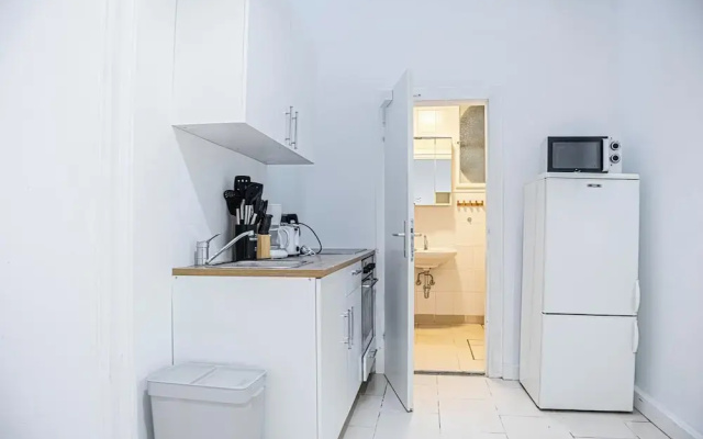Easy Access 2BR Apartment Near AKH