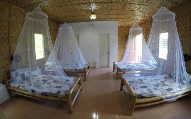 B-hol Huts - Hostel