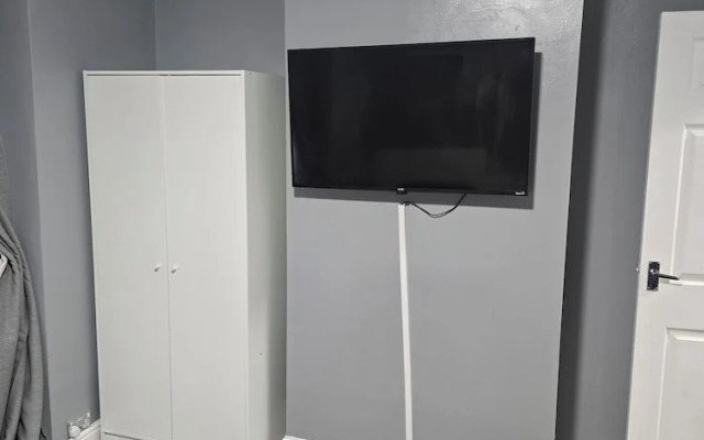 Manchester - House - Sleeps 6 - Parking - Garden