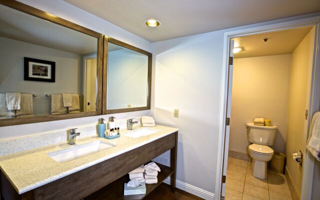 456 Embarcadero Inn & Suites