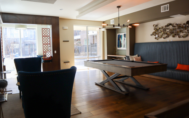 Spacious 2BR Apt – Downtown Location