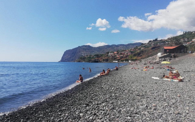 By the Beach & Pool Apartment