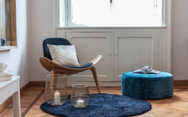 Joivy Sophisticated Flat W/ Desk